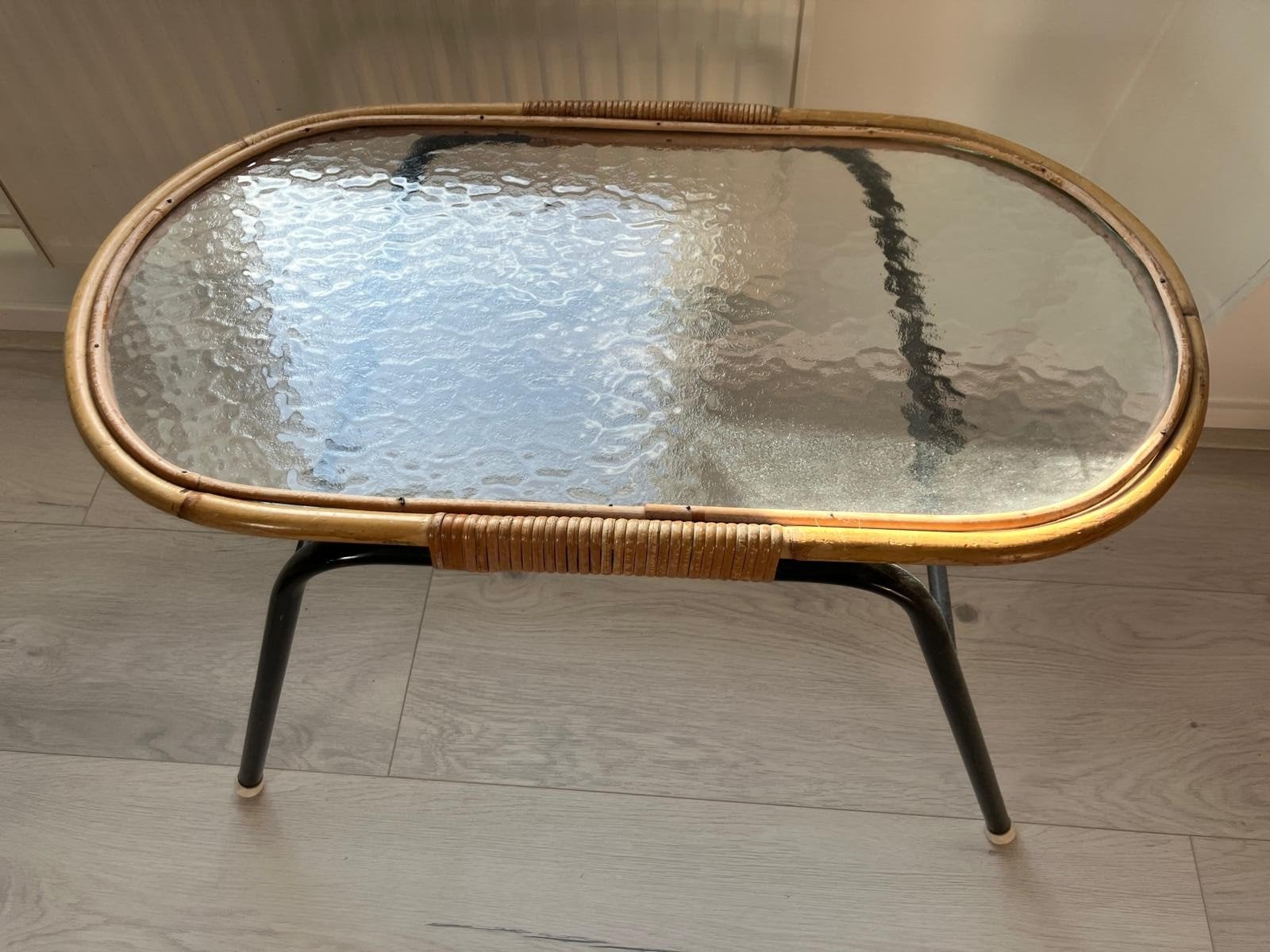 Design rotan tafel met glazen blad, zie foto's. Weg is pech!, Ophalen, Gebruikt, 50 tot 100 cm, Design, Rotan