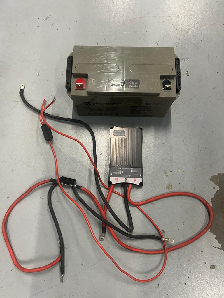 Buck Boost 800 converter 50A + Vitron AGM 90AH Accu + Kabels, Ophalen, Zo goed als nieuw