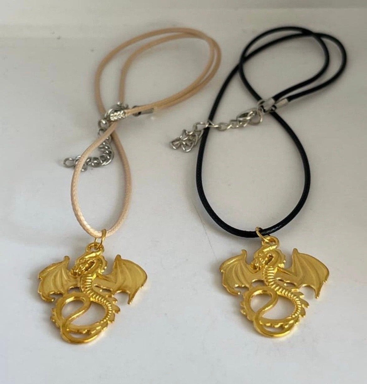2 Nieuwe Kettingen met Goudkleurige Draak Hanger, Verzenden, Nieuw, Goud, Overige materialen