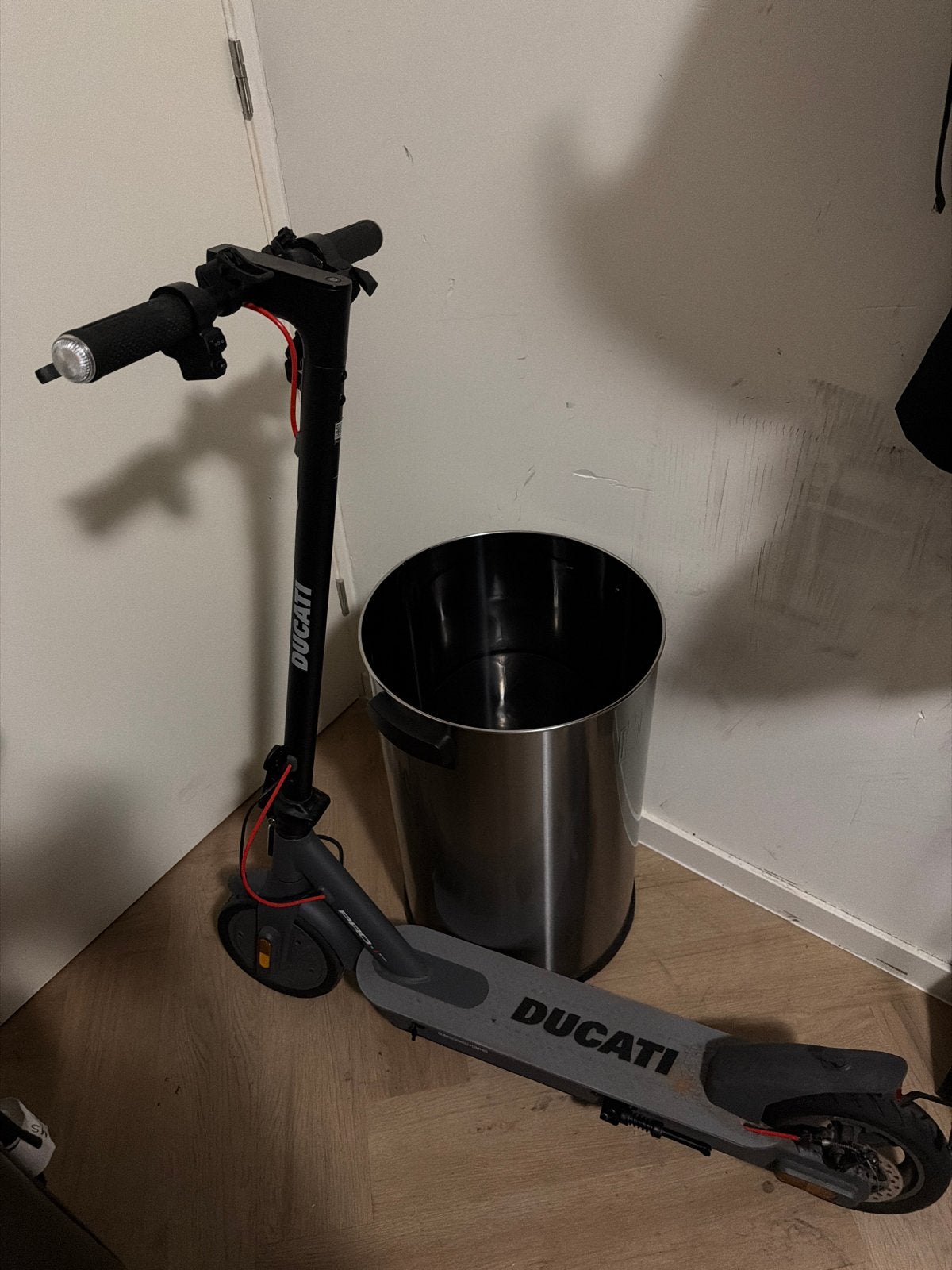 Ducati elektrische step met lekke voorband, Fietsen en Brommers, Steps, Ophalen of Verzenden, Nieuw, Elektrische step (E-scooter)