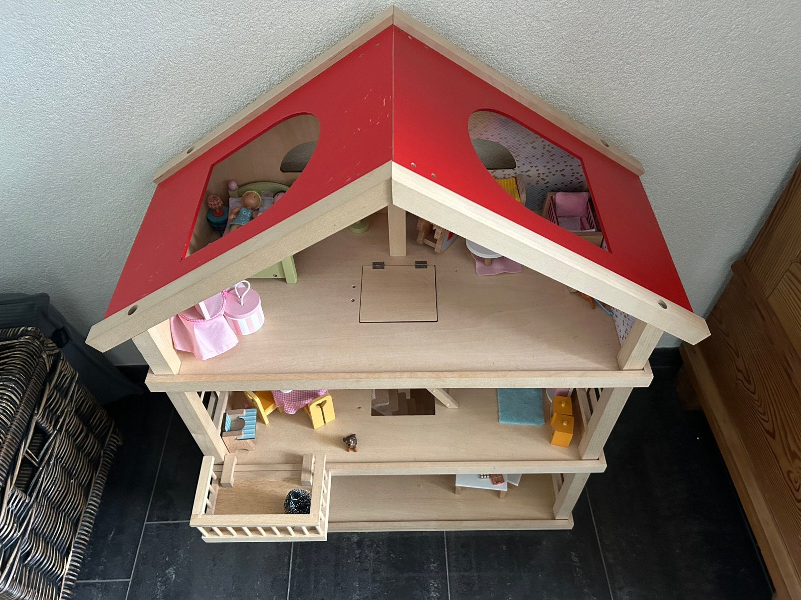 Houten poppenhuis. Incl. meubeltjes en poppen. Hoog 85 cm, Ophalen, Gebruikt, Poppenhuis