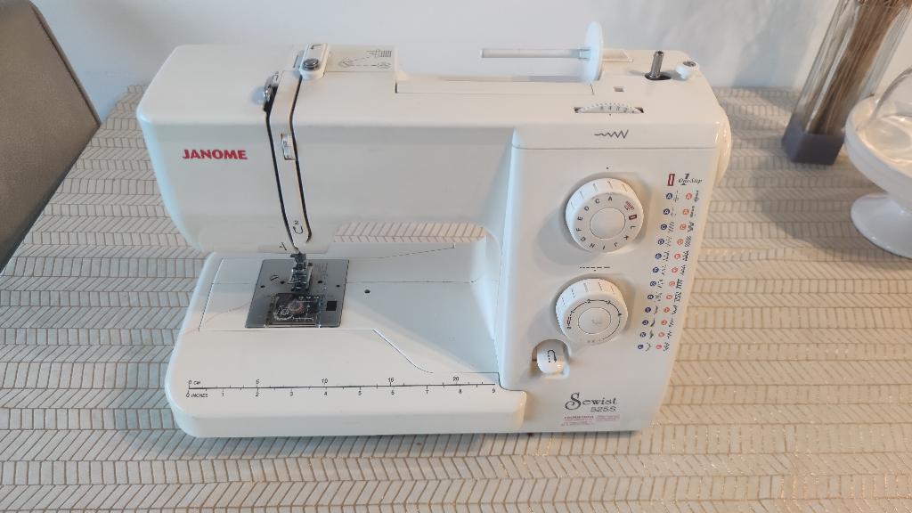 Janome Sewist 525 S Naaimachine, Hobby en Vrije tijd, Naaimachines en Toebehoren, Ophalen, Zo goed als nieuw, Naaimachine, Janome