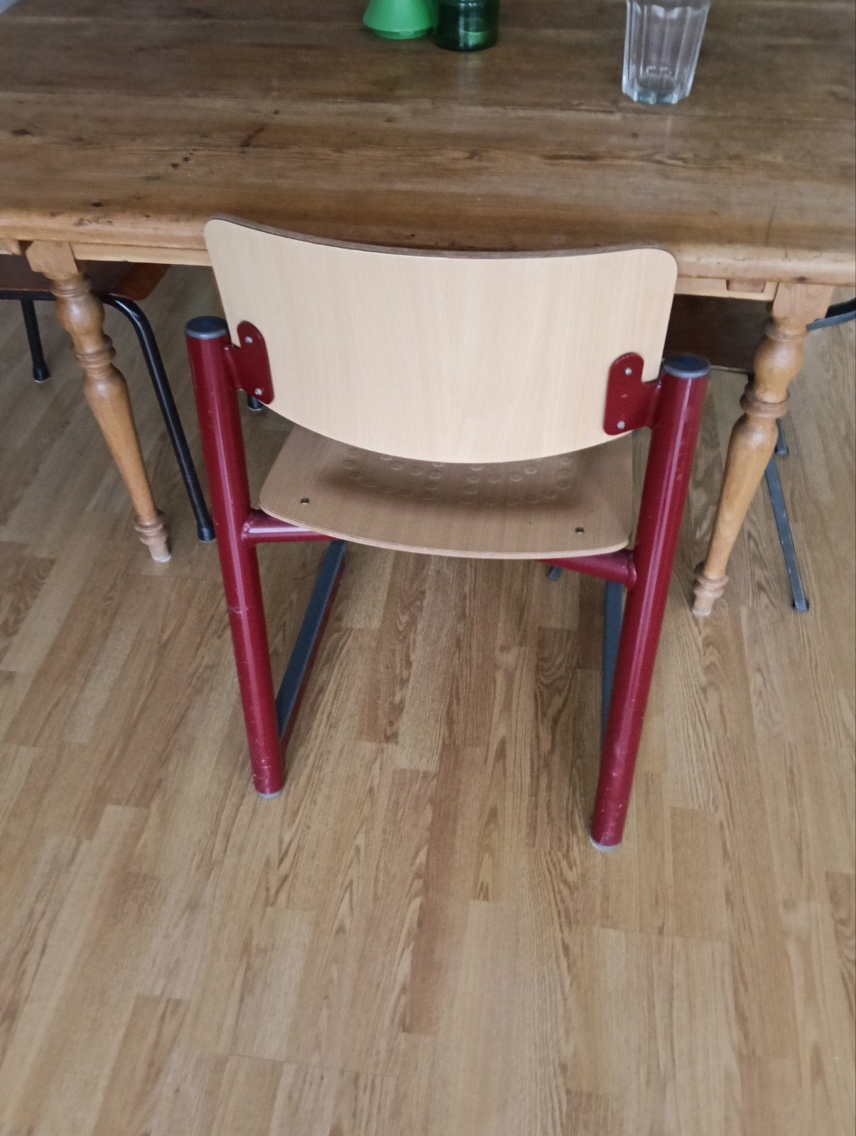 2 houten stoelen met metalen frame, Huis en Inrichting, Tafels | Eettafels, Ophalen, Gebruikt, Rechthoekig, 50 tot 100 cm