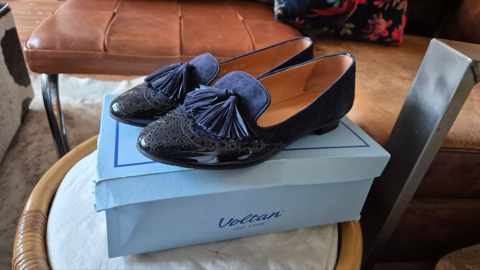 Voltan zgan met doos blauw leren suede lak schoenen mt 37,5, Schoenen met lage hakken, Blauw, Voltan, Ophalen of Verzenden