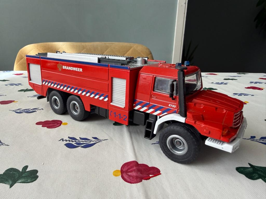 Siku 2109 - Mercedes Zetros Brandweer Spuitwagen - zgan, Ophalen of Verzenden, Zo goed als nieuw, Bus of Vrachtwagen