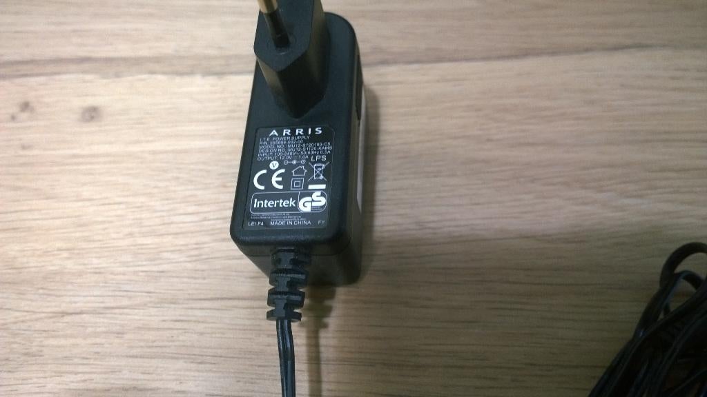 2x Arris Adapter 220V naar 12V 1.0A, Ophalen, Gebruikt