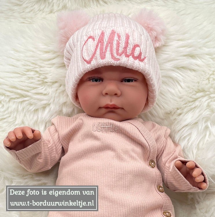 Gebreid mutsje met pomponnetjes geborduurd met naam, Ophalen of Verzenden, Nieuw, Kraamcadeau