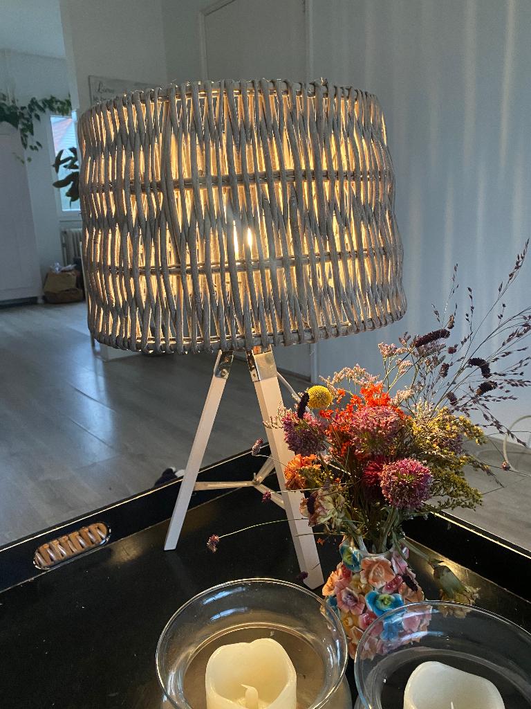 Lamp met houten voet en rieten lampenkap, Huis en Inrichting, Lampen | Tafellampen, Ophalen of Verzenden, Zo goed als nieuw, Overige materialen