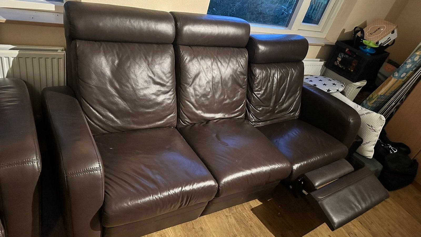 Comfortabele bruine leren bank met relaxfunctie, Ophalen, Gebruikt, Driepersoons, Rechte bank