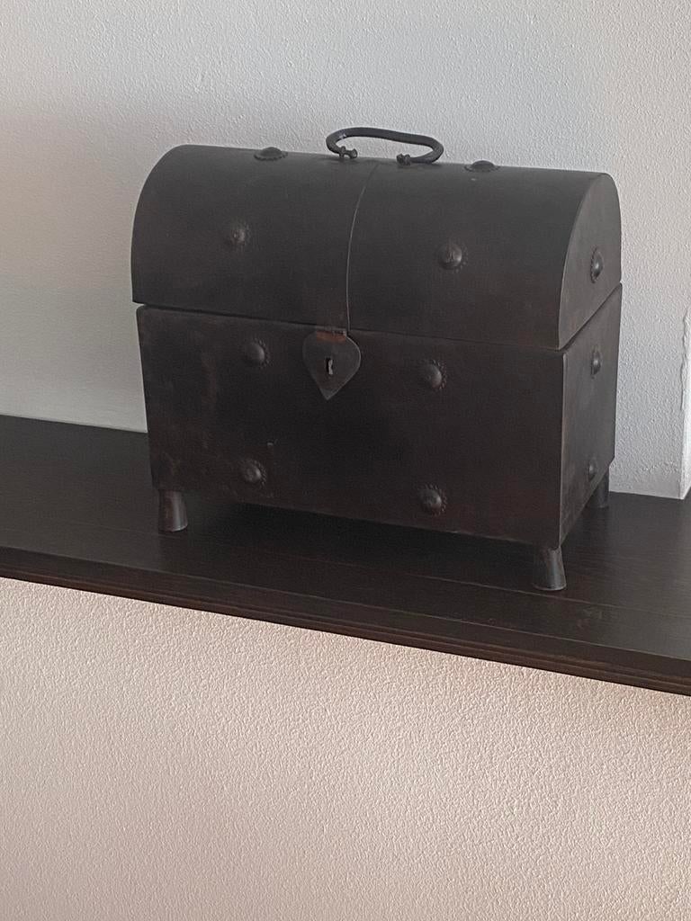 IJzeren kistje, Huis en Inrichting, Woonaccessoires | Kisten, Ophalen of Verzenden, Zo goed als nieuw
