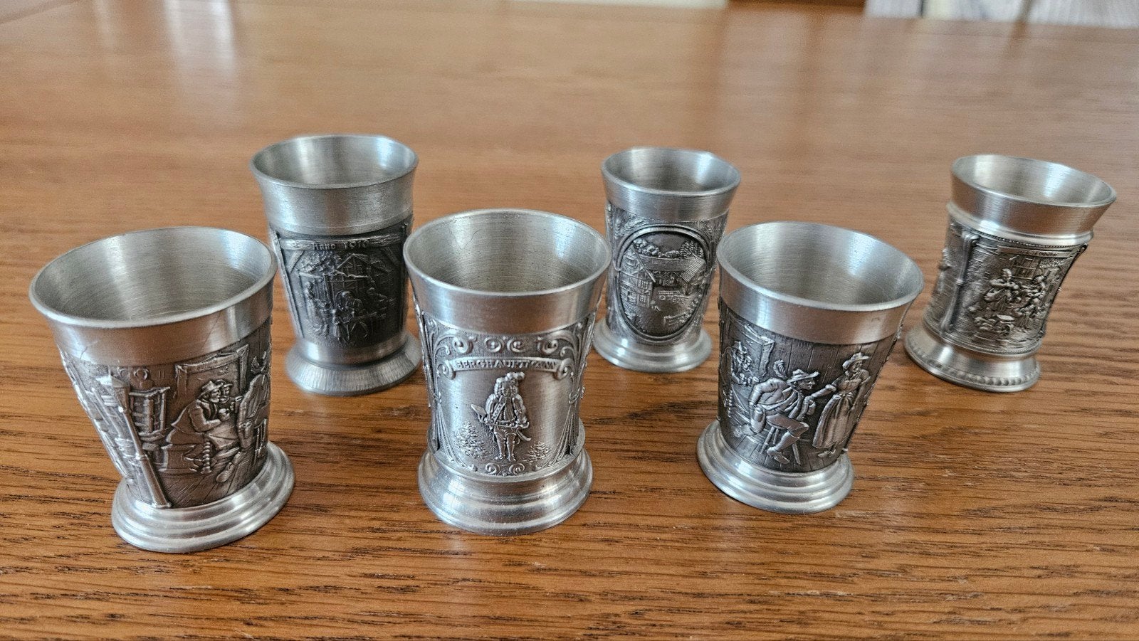 Set van 6 antieke tinnen shotbekertjes met reliëf, Ophalen of Verzenden