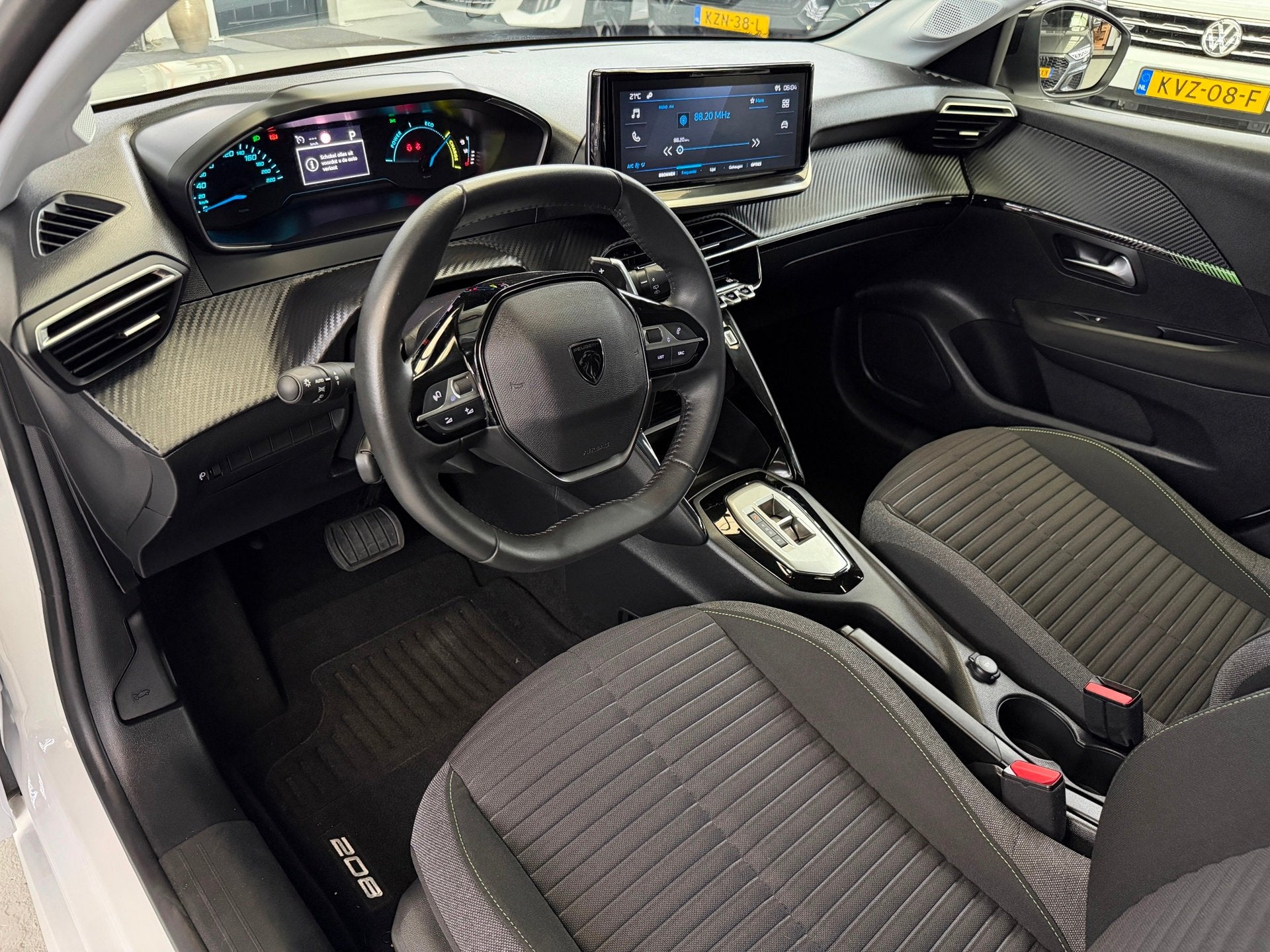 Peugeot 208 1.2 Hybrid 110 e-DCS6 Active CarPlay, Auto's, Zwart, 1199 cc, Met garantie (alle), Wit