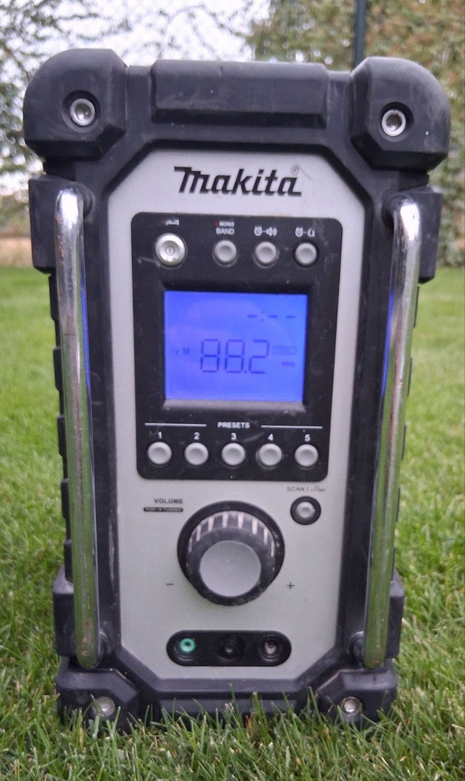 Makita DMR102 bouwradio 18V – werkt goed, Audio, Tv en Foto, Radio's, Ophalen of Verzenden, Bouwradio