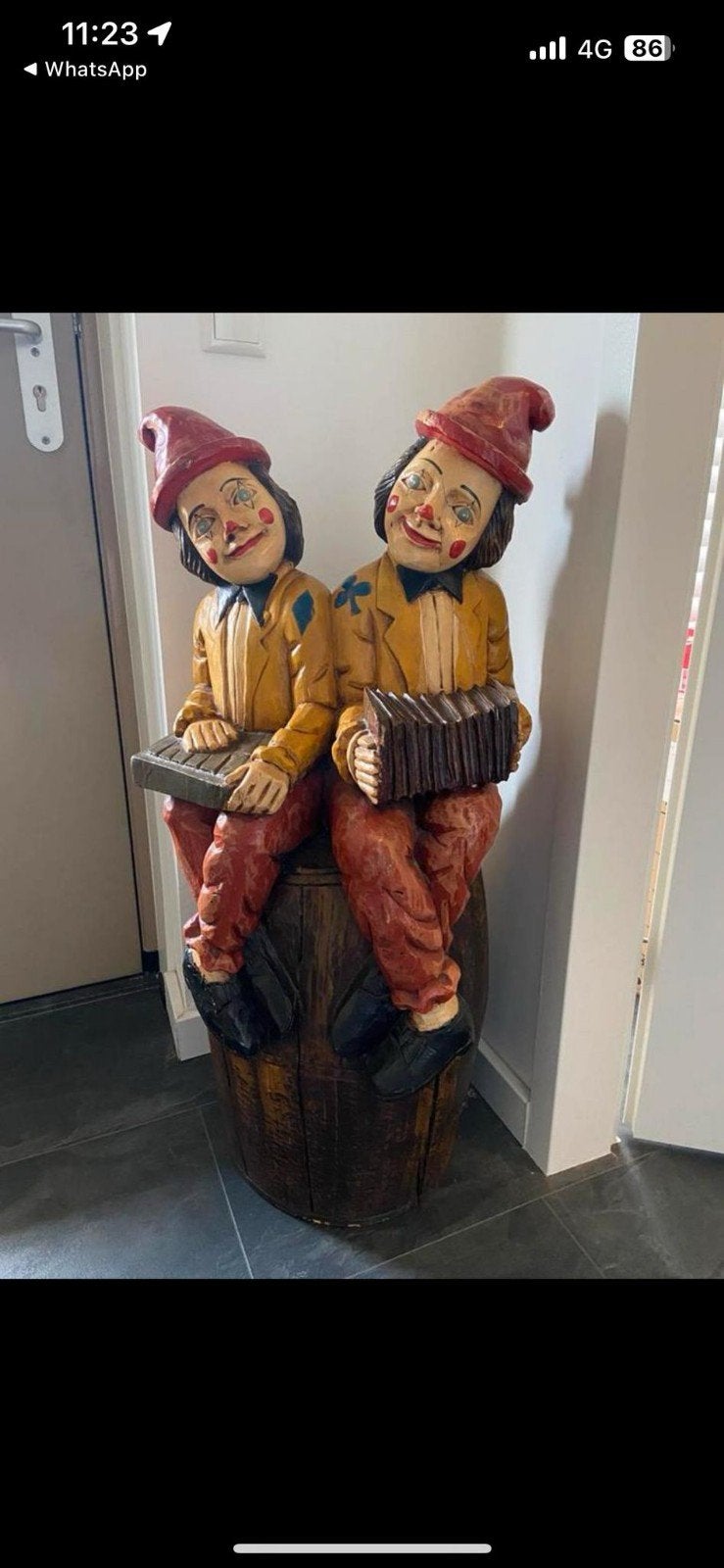 Houten beeld van twee clowns op een ton, Ophalen