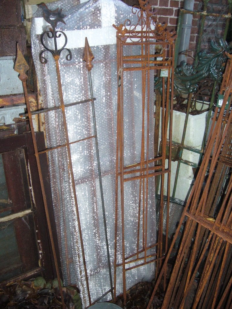 Plantensteun/ trellis met vogel/ franse lelie- ornament, Ophalen