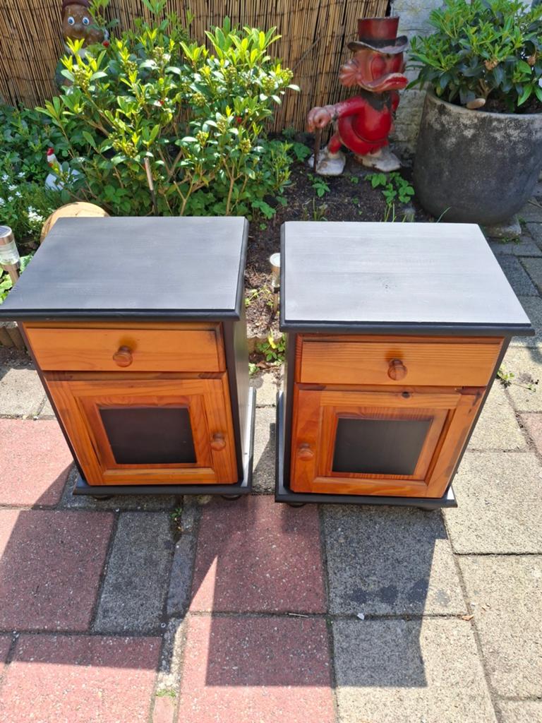 Set van 2 houten nachtkastjes met lades en deurtjes, Huis en Inrichting, Slaapkamer | Nachtkastjes, Gebruikt, Minder dan 45 cm