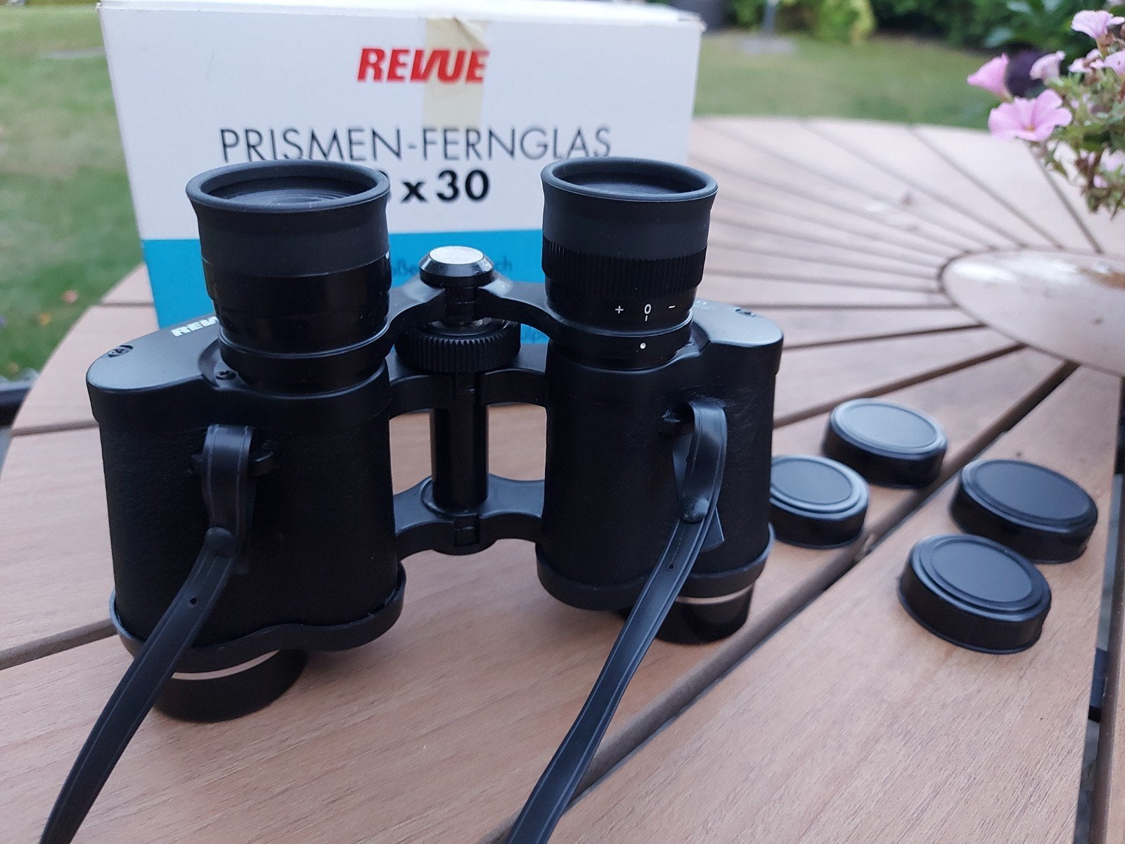 Zeer nette Revue 8x30 Verrekijker zwart ongebruikt, Ophalen of Verzenden, Zo goed als nieuw, 8 tot 12x, Porro (met knik)