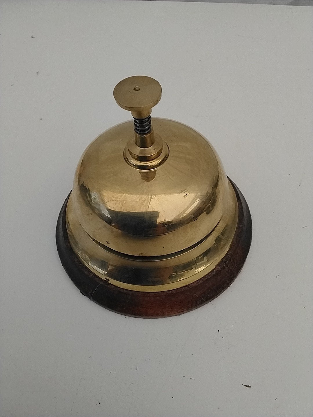 Messing Baliebel met Houten Voet - 11,2 cm in Topstaat, Antiek en Kunst, Ophalen of Verzenden