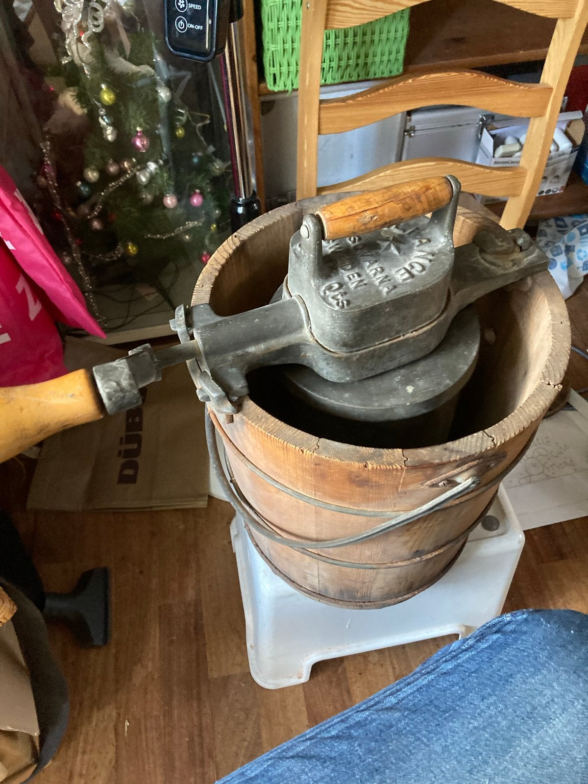 Antieke houten ijscrème maker, Ophalen