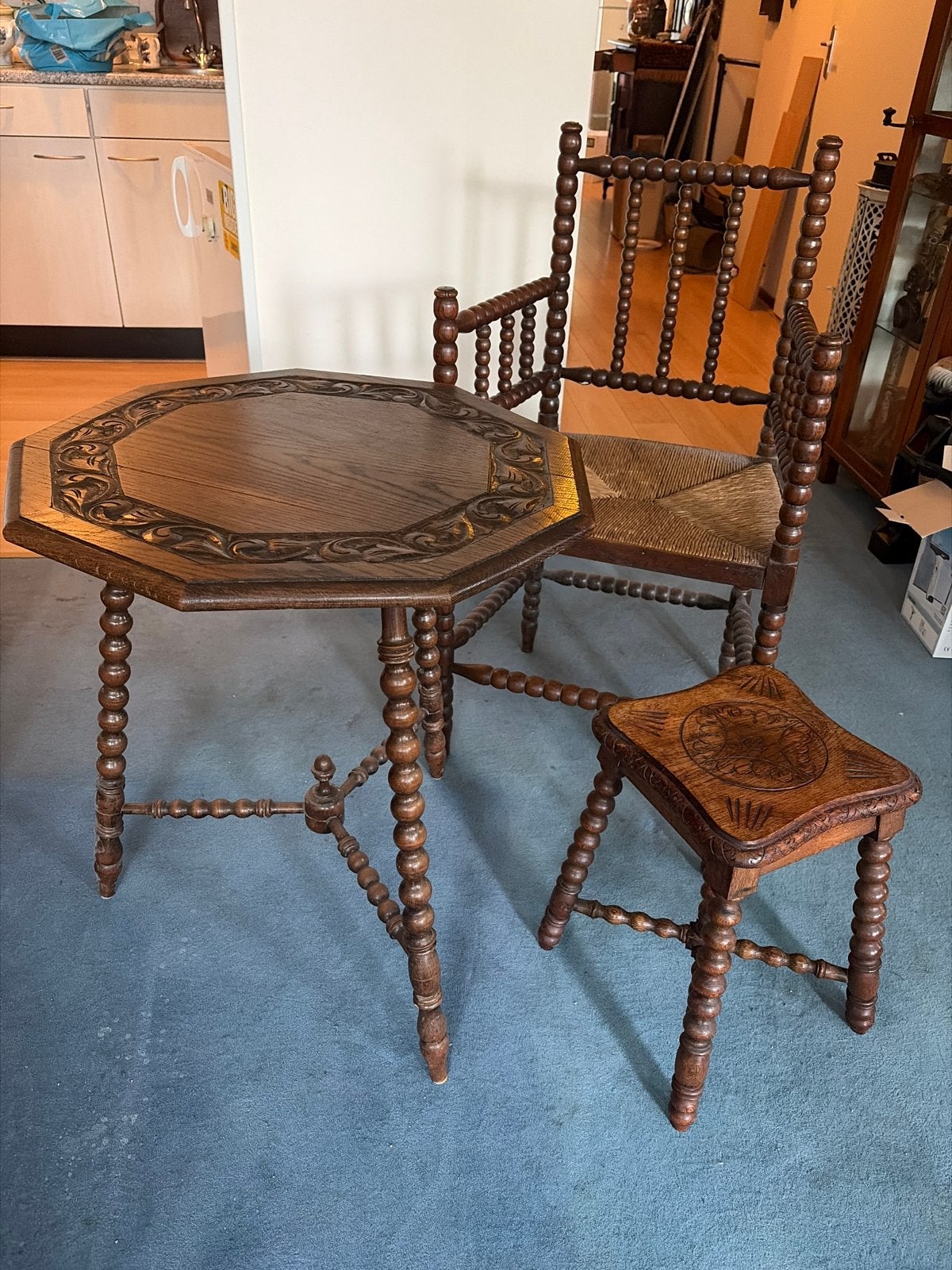 Antieke houten tafel, stoel en krukje met bobbin poten, Ophalen