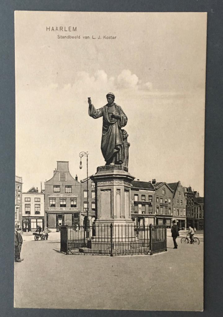 Prentbriefkaart Haarlem Standbeeld L.J. Koster., Ophalen of Verzenden, 1920 tot 1940, Ongelopen, Noord-Holland