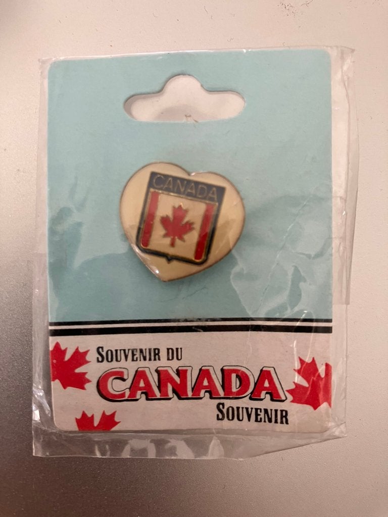 Canada Souvenir Speldje - Hartvormig met Vlag, Overige materialen, Minder dan 4 cm, Nieuw, Ophalen of Verzenden