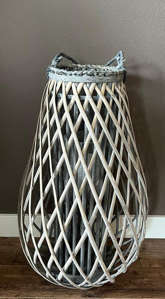 Windlicht (rotan), Huis en Inrichting, Woonaccessoires | Kandelaars en Kaarsen, Ophalen, Gebruikt, 50 tot 75 cm, Kaars