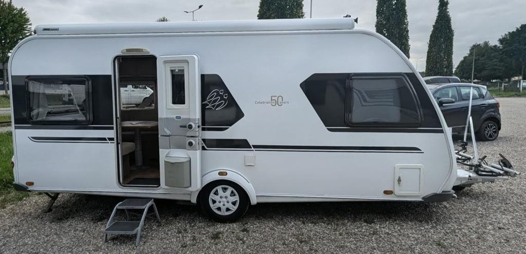 Knaus Celebration 50 years 500 FU + voortent + stalling, Caravans en Kamperen, Hefbed, Kachel, Rondzit, Particulier