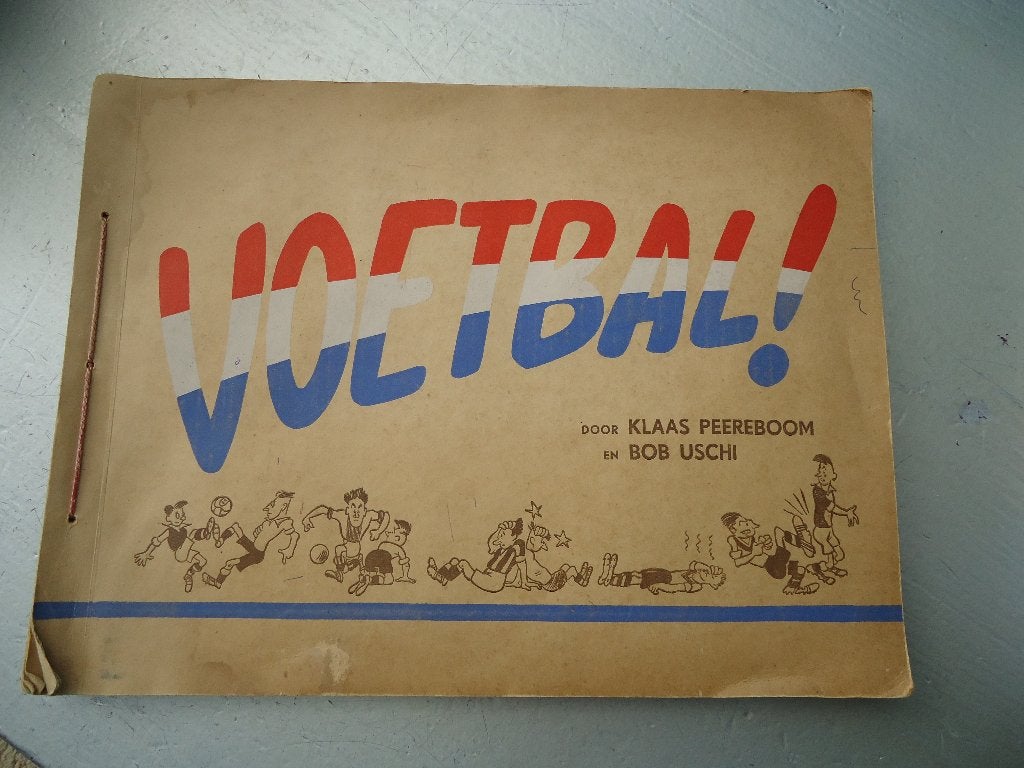 Voetbal! door Klaas Peereboom en Bob Uschi - Vintage Boek, Gelezen, Ophalen of Verzenden, Balsport, Klaas Peereboom en Bob Uschi