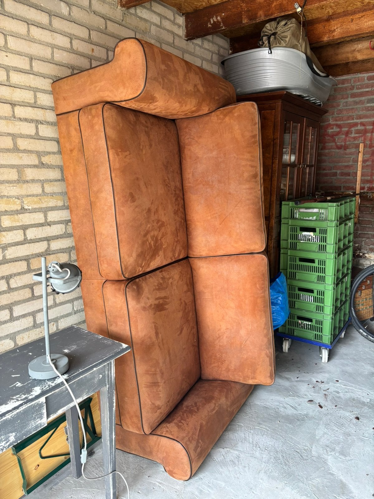 Mooi suede bank, Ophalen