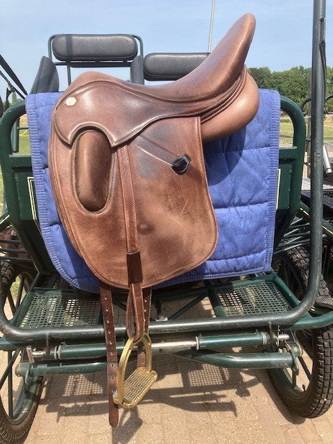 Sella Impara dressuurzadel 18 inch bruin, Dieren en Toebehoren, Gebruikt, Dressuur, Wijd, Overige merken
