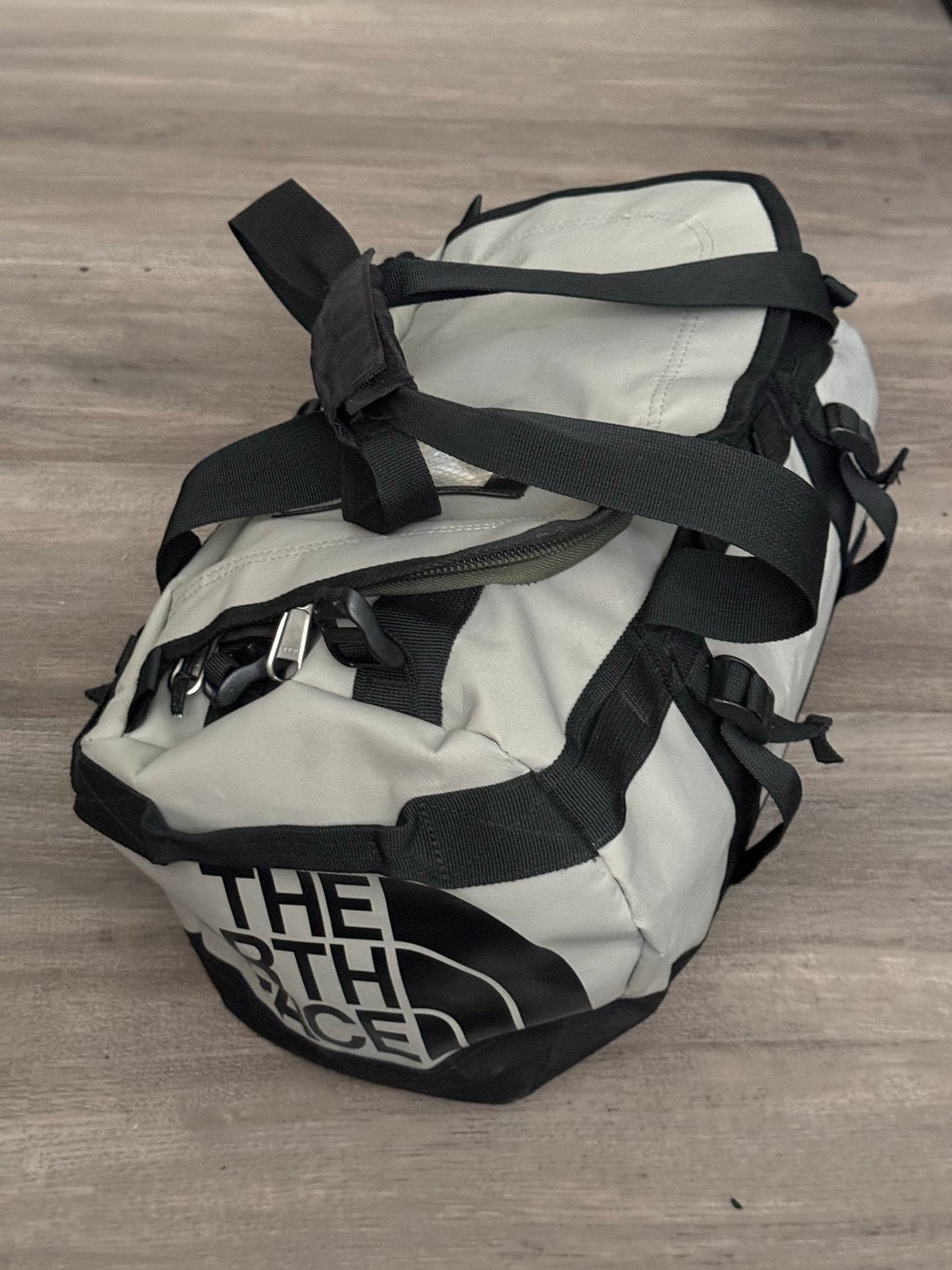 The North Face Base Camp Duffel XS - Grijs/Zwart, Sieraden, Tassen en Uiterlijk, Tassen | Reistassen en Weekendtassen, Gebruikt