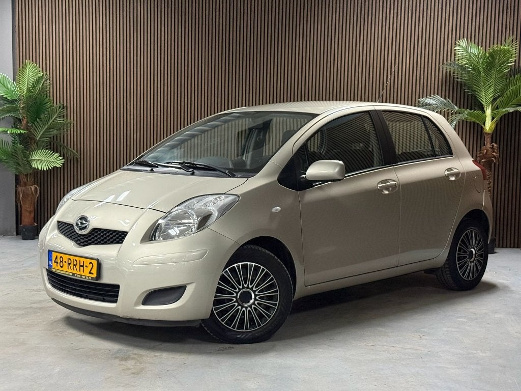Toyota/Daihatsu Yaris/Charade 1.3 Club (bj 2011), Euro 5, 750 kg, 4 cilinders, Beige