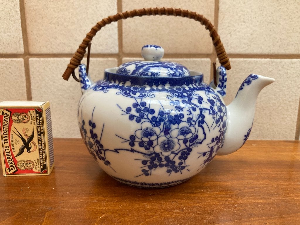 porselein klein blauw/wit theepotje kersenbloesem decoratie, Theepot/fluitketel, Ophalen of Verzenden, Zo goed als nieuw, Steen/keramiek