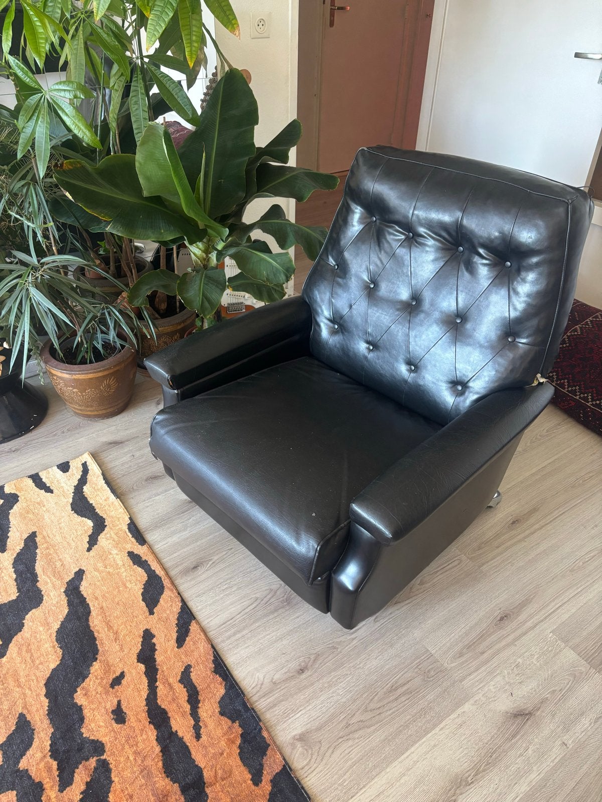 OPKNAPPER: Zwarte leren relaxfauteuil met voetensteun, Huis en Inrichting, Fauteuils, Ophalen, Gebruikt, 75 tot 100 cm