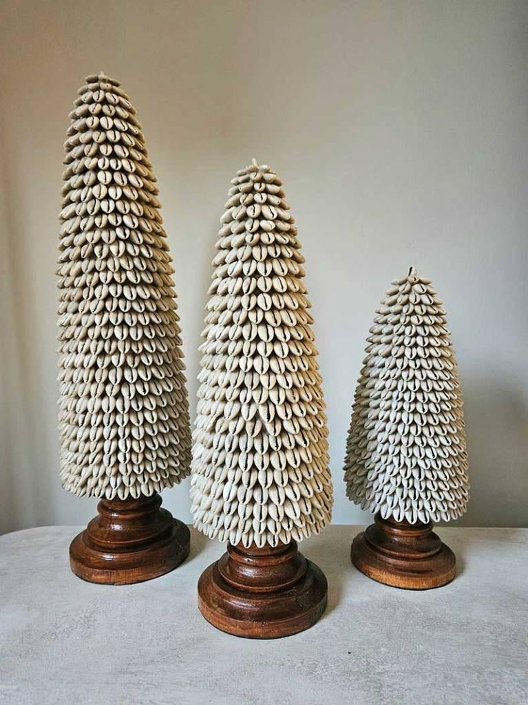 Kauri schelpen kerstboom bruin 2 uit Bali, Diversen, Kerst, Ophalen of Verzenden, Tropical home, 6951nk, Nieuw