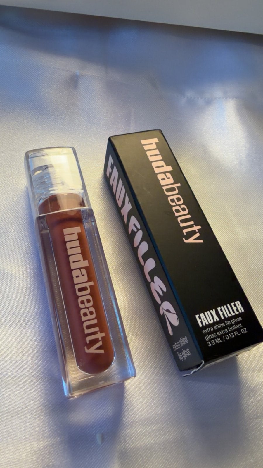 Huda Beauty Faux Filler Lip Gloss - Bombshell, Nieuw, Ophalen of Verzenden, Make-up, Overige kleuren