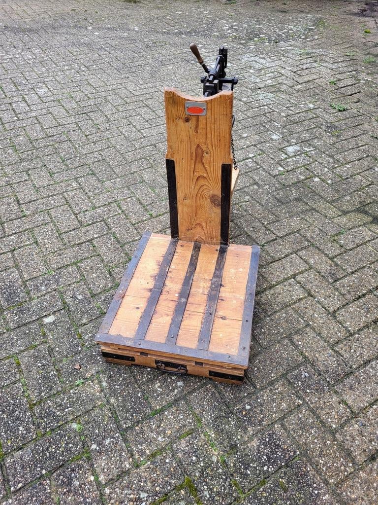 Te koop antieke weegschaal, Ophalen