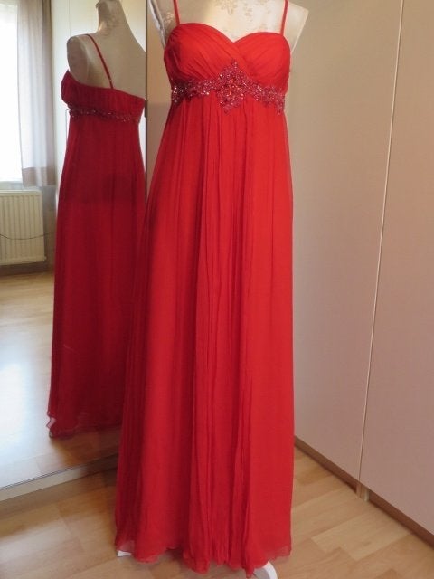 Te koop aangeboden: Galajurk met rode strass steentjes  , Maat 38/40 (M), Galajurk, Nieuw, Ophalen of Verzenden