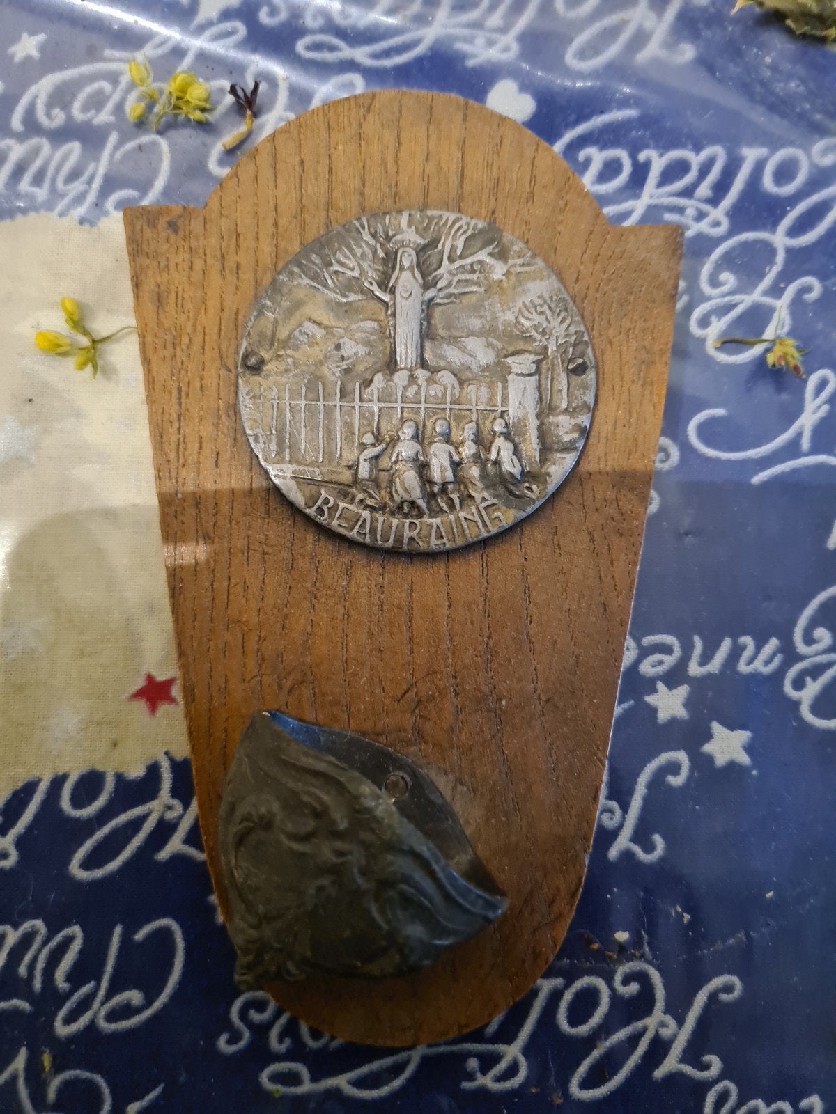 Antiek houten wijwaterbakje met Beauraing medaillon, Ophalen of Verzenden