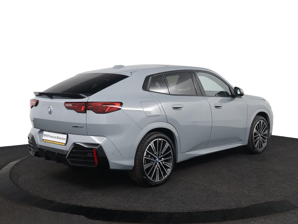 BMW iX2 xDrive30 M Sport Edition | SOH 100% | Panoramadak |, Auto's, BMW, 479 km, Zwart, Met garantie (alle), Vierwielaandrijving