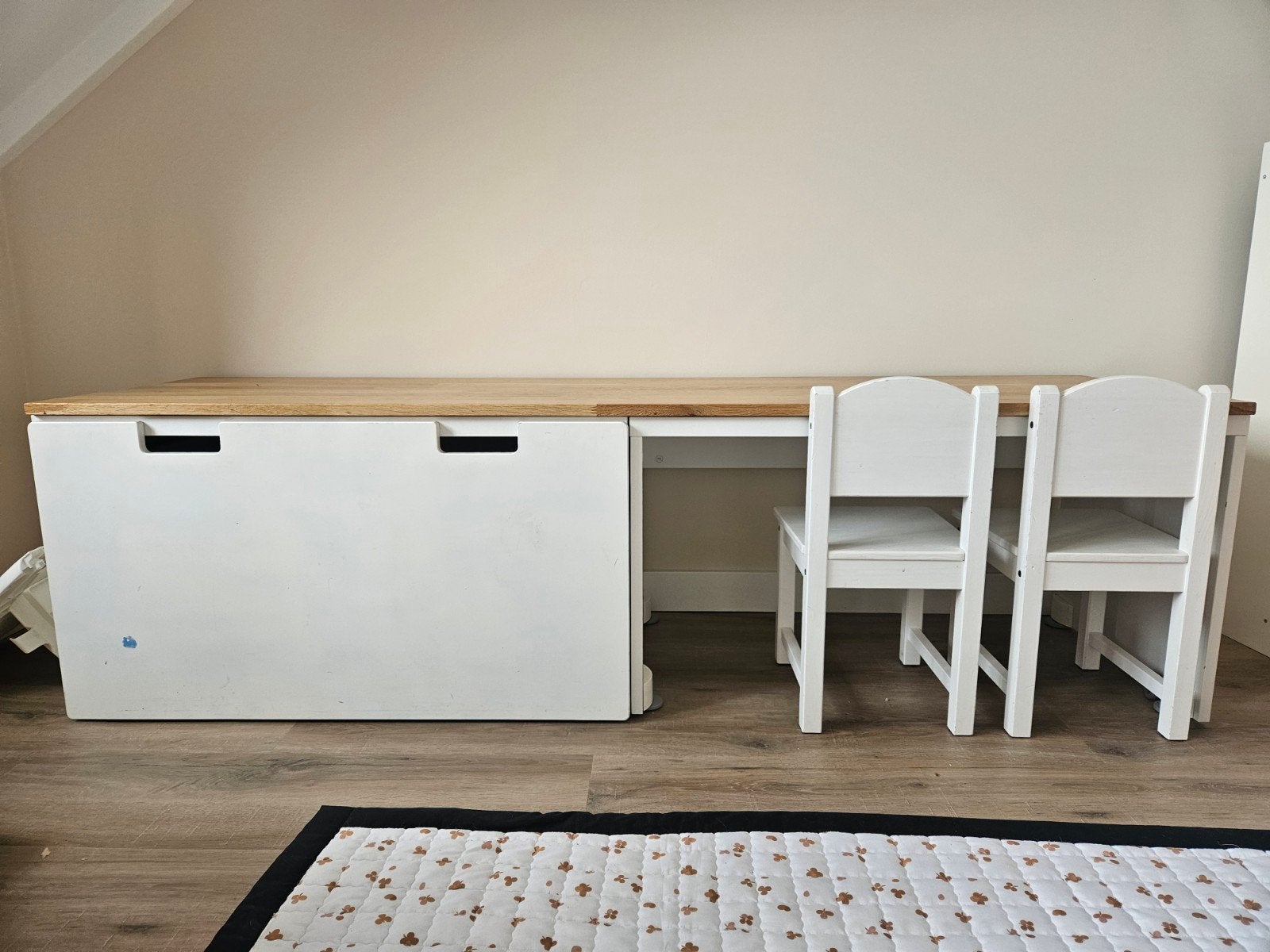 SMÅSTAD speelbank met houten blad en 2 stoeltjes, Ophalen, Gebruikt, Tafel(s) en Stoel(en)