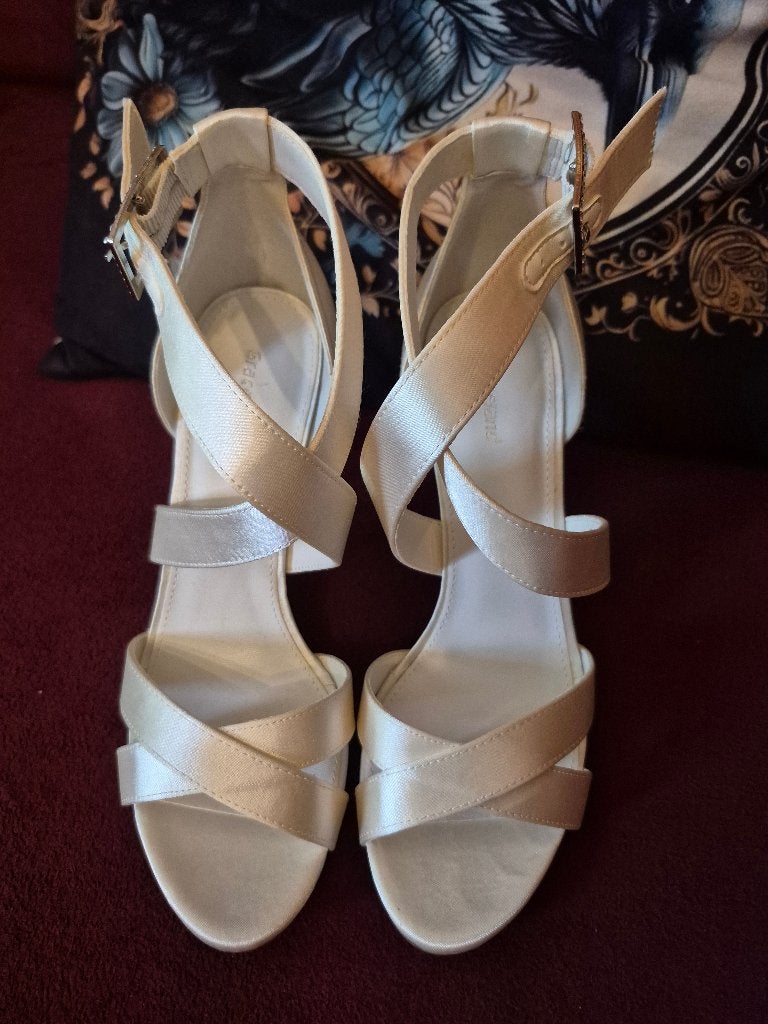 Dames hakken, Beige, Nieuw, Ophalen of Verzenden, Graceland