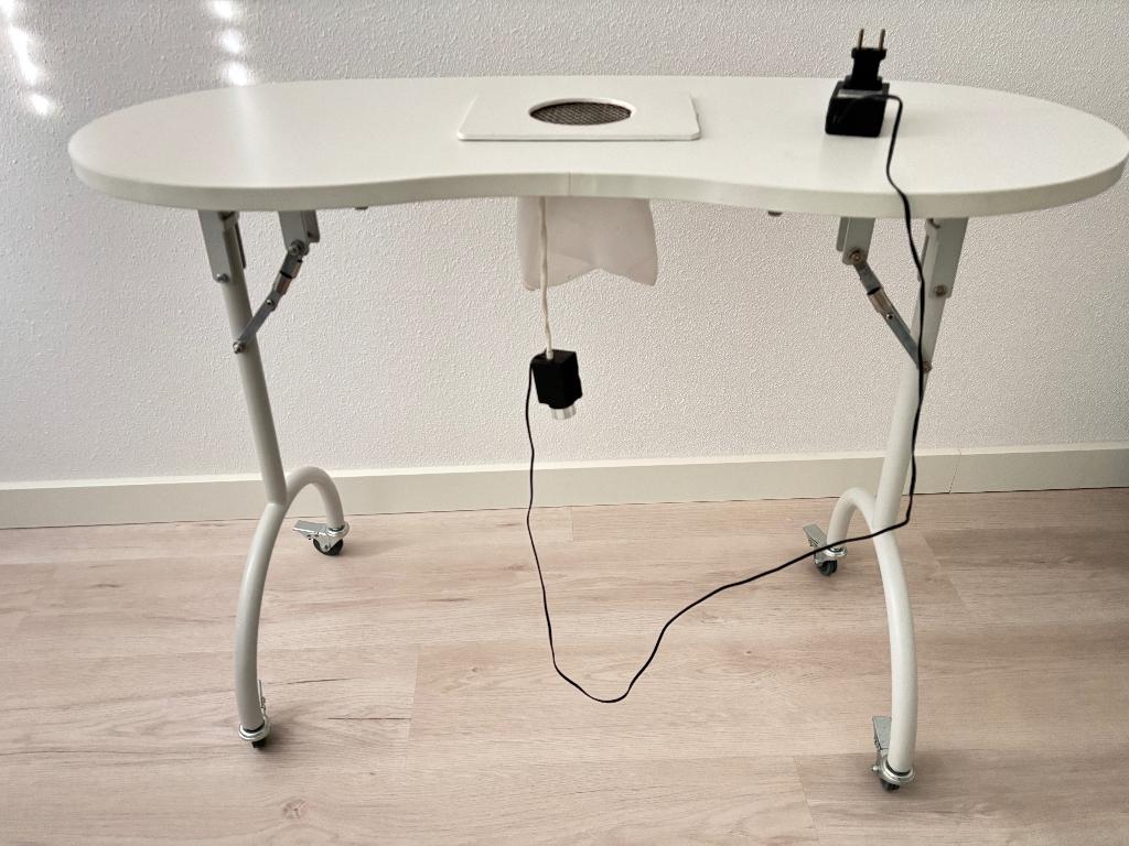 nageltafeltje met afzuiging op wieltjes., Ophalen, Gebruikt