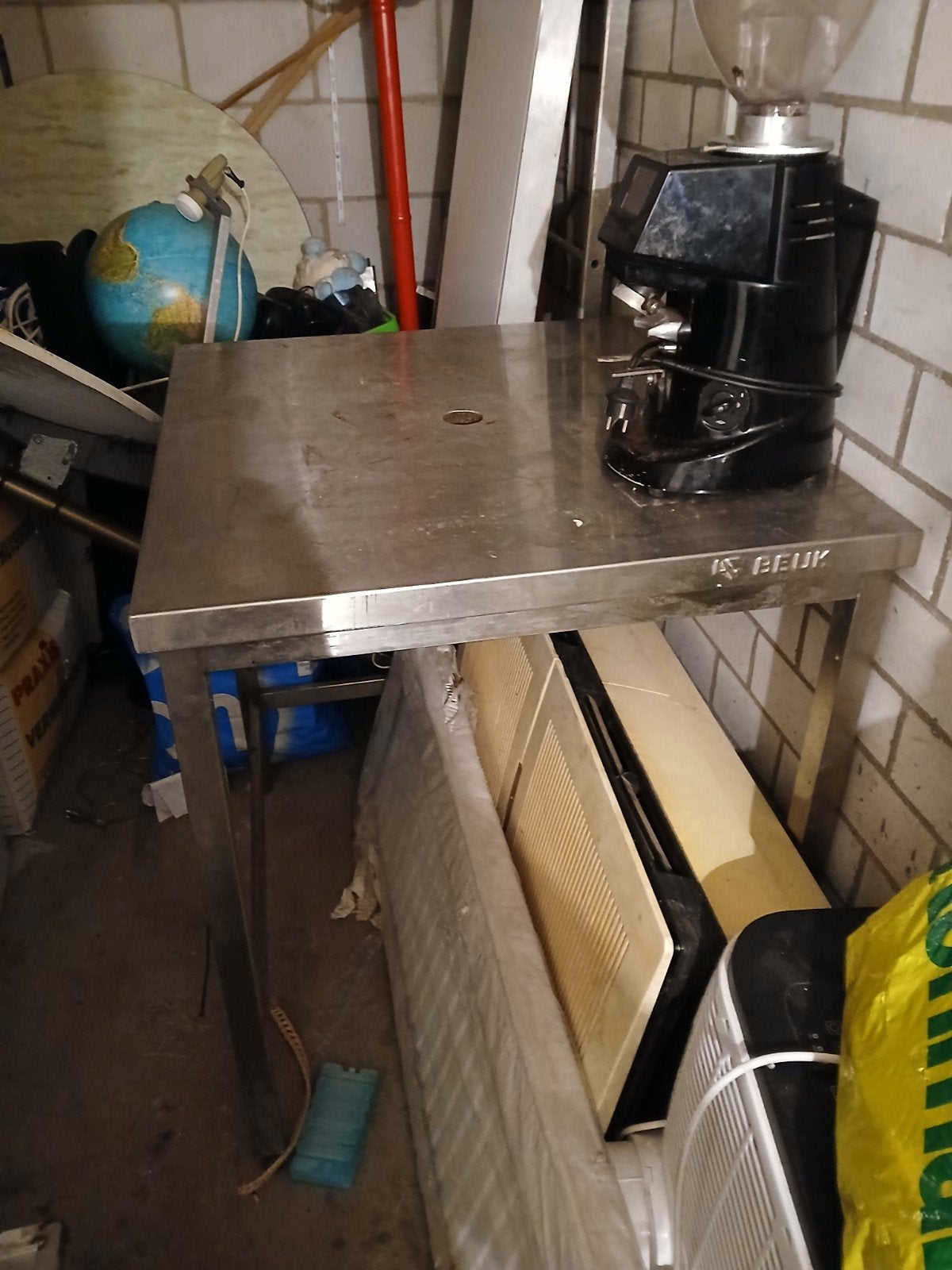 Roestvrijstalen werktafel met koffiemolen, Gebruikt, Industrieel, Horeca, Metaal of Aluminium, Ophalen of Verzenden