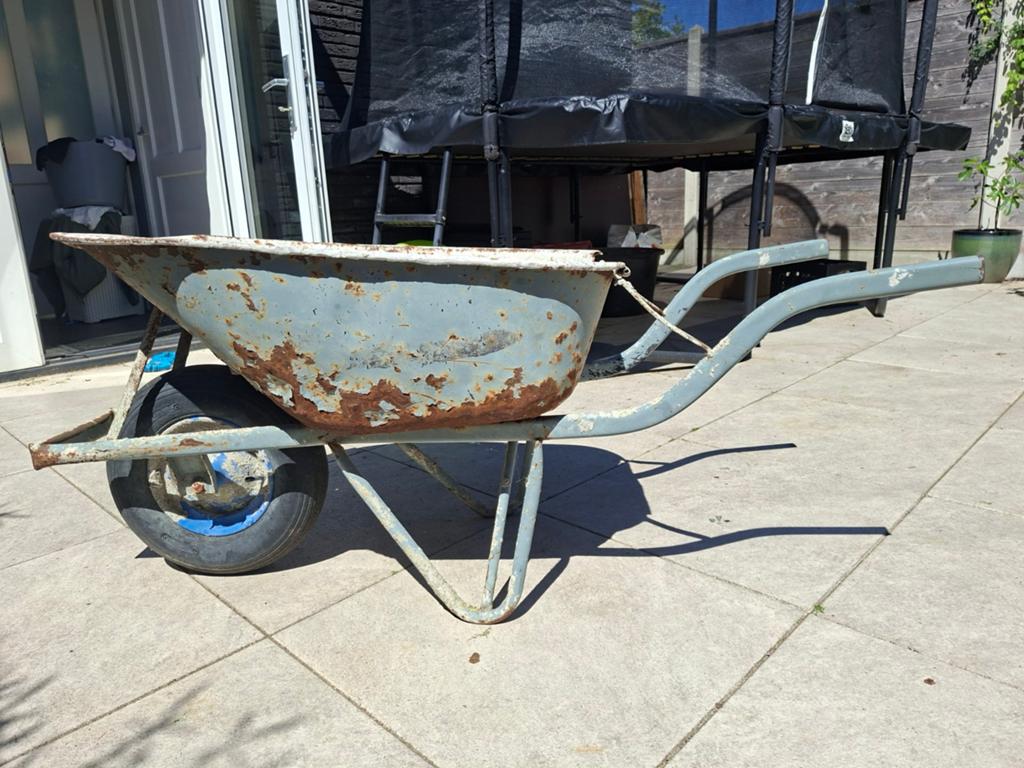 Oude kruiwagen - Ideaal voor puin, Tuin en Terras, Ophalen, Gebruikt