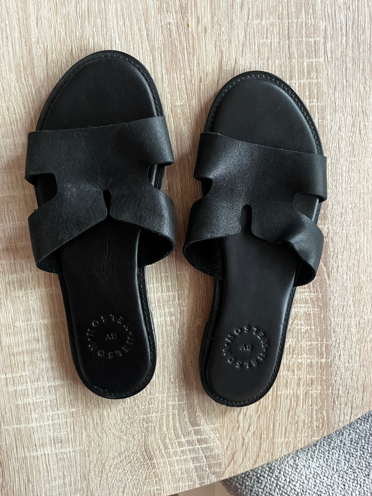 Zwarte leren slippers maat 40, Ophalen of Verzenden, Zo goed als nieuw, Zwart