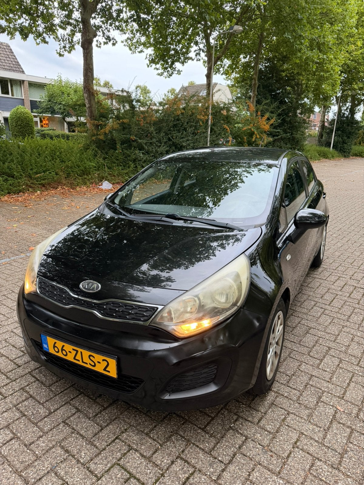 Kia Rio 1.4 Cvvt 80KW H6 5DRS 2013 Zwart, Auto's, Voorwielaandrijving, Euro 5, 40 €/maand, Zwart