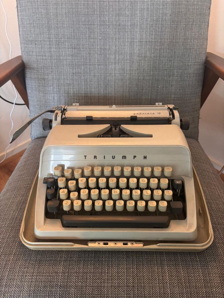Vintage typemachine Triumph Gabrielle 10, Diversen, Typemachines, Ophalen, Gebruikt
