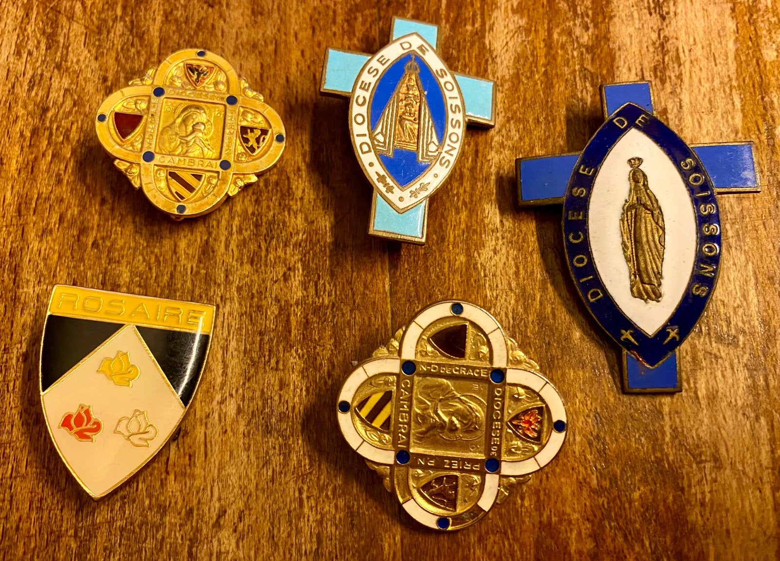 Lot vintage Franse religieuse speldjes, insignes broches, Verzenden, Zo goed als nieuw, Sieraad, Christendom | Katholiek